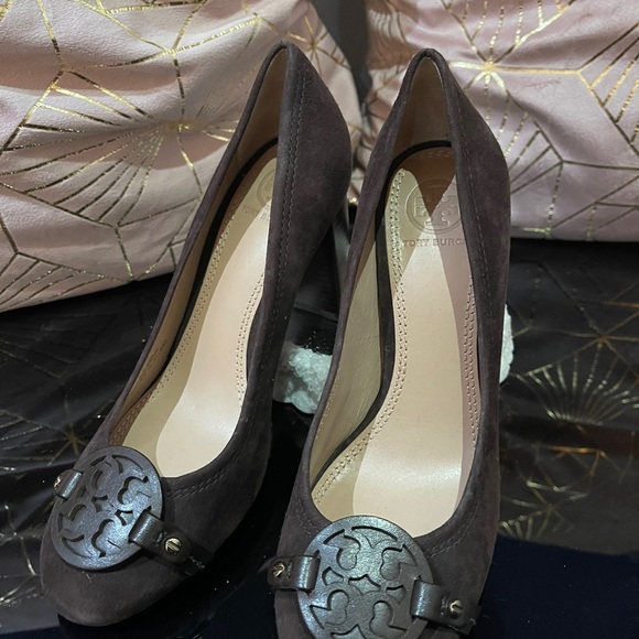 I’m selling brown Tory Burch shoes and they are size 6M an the coler is brown - Picture 3 of 3